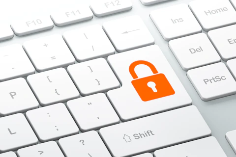 Klawiatura komputerowa z przyciskiem z ikonką zamkniętej kłódki.